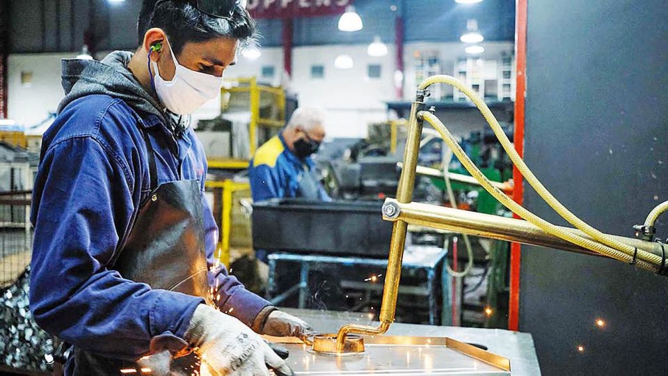 Insostenible. Se requiere inversión real y generación de empleo genuino.