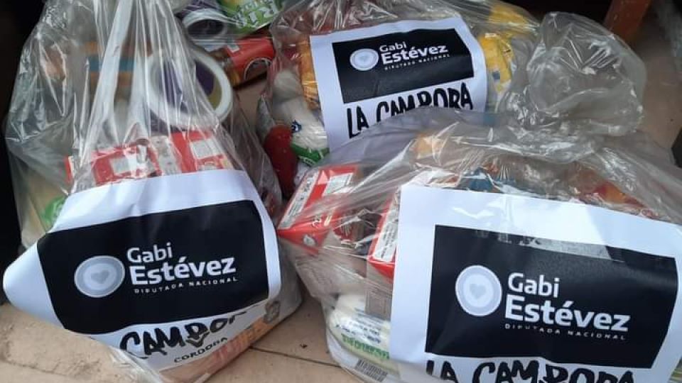 BOLSAS. Con alimentos no perecederos, los bolsones llevaban etiquetas de la agrupación y el nombre de la diputada Estévez.