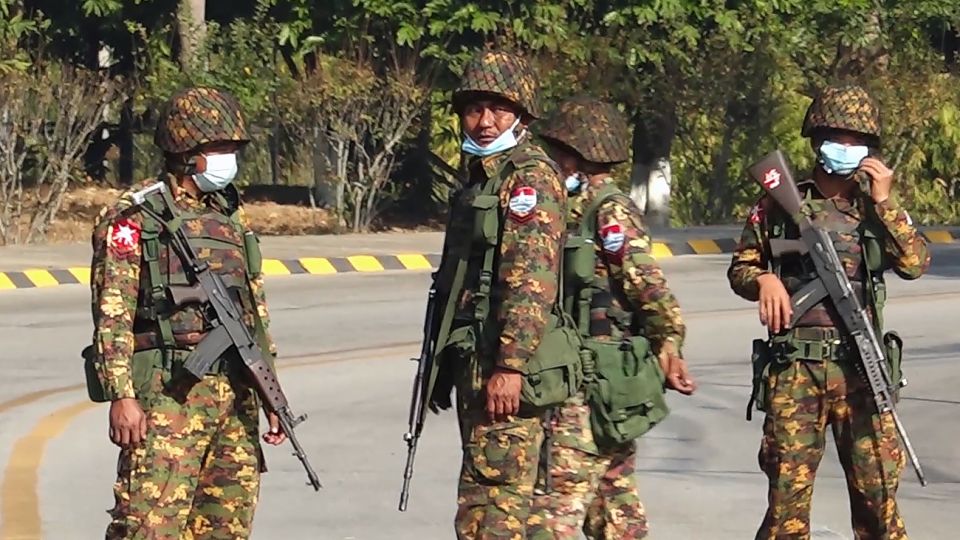 Golpe de Estado en Myanmar. Las calles de la capital del país asediadas por grupos militares.