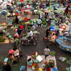 Una multitud de personas y vendedores se ven en un mercado en Phnom Penh. | Foto:Tang Chhin Sothy / AFP