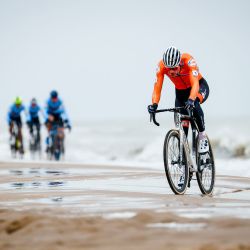 Mathieu van der Poel de Holanda y Wout van Aert de Bélgica compiten durante la carrera élite masculina en el Campeonato Mundial de Ciclocross UCI, en Oostende. | Foto:BAS CZERWINSKI / ANP / AFP