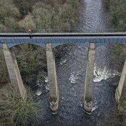 Una imagen aérea muestra a personas cruzando el acueducto Pontcysyllte, un acueducto navegable que lleva el canal Llangollen a través del río Dee en el valle de Llangollen en el noreste de Gales. | Foto:Paul Ellis / AFP