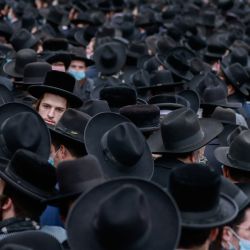 Miles de judíos ultraortodoxos asisten a una procesión fúnebre por el jefe de la Yeshiva enérgica, el rabino Meshulam Dovid Soloveitchik en Jerusalén, luego de su fallecimiento a los 99 años debido a una enfermedad de meses agravada por el coronavirus. | Foto:Menahem Kahana / AFP