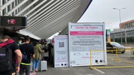 En menos de 15 minutos se pasa por el hisopado en Ezeiza, habiendo dejado todos los datos para un rápido resultado.