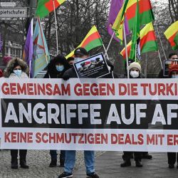 Los manifestantes pro kurdos sostienen una pancarta que dice '¡Juntos contra los ataques turcos a Afrin! ¡No tratos sucios con Erdogan! mientras protestan cerca del Ministerio de Defensa alemán en Berlín al margen de una reunión del Ministro de Defensa alemán y su homólogo turco. | Foto:Tobias Schwarz / AFP