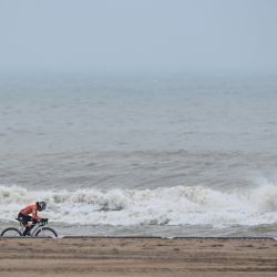 La holandesa Ceylin Del Carmen Alvarado compite durante la carrera élite femenina en el Campeonato Mundial de Ciclocross UCI, en Ostende. | Foto:David Stockman / varias fuentes / AFP