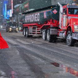 Una mujer se encuentra en la nieve en Times Square durante una tormenta de invierno en la ciudad de Nueva York. | Foto:Angela Weiss / AFP