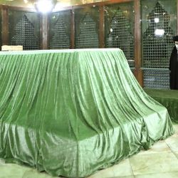 Una imagen proporcionada por el sitio web oficial del Líder Supremo de Irán muestra al líder supremo de Irán, el ayatolá Ali Khamenei, rezando frente a la tumba dentro del mausoleo del fallecido fundador de la República Islámica, el ayatolá Ruhollah Khomeini, en sur de Teherán, con motivo del 42º aniversario del regreso de Jomeini del exilio. | Foto:KHAMENEI.IR / AFP