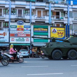 Un vehículo blindado militar se ve a lo largo de una calle en Myitkyina, estado de Kachin, cuando los generales de Myanmar aparecieron en un control firme un día después de un golpe quirúrgico que vio detenida a la heroína de la democracia Suu Kyi. | Foto:STR / AFP