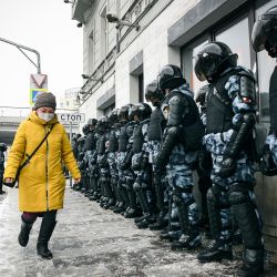 Una mujer camina frente a la policía antidisturbios durante una manifestación en apoyo del líder opositor encarcelado Alexei Navalny en Moscú. | Foto:Alexander Nemenov / AFP