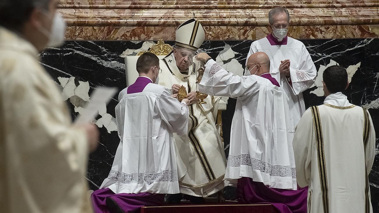 El Papa Francisco celebra la Eucaristía durante una misa con motivo de la celebración de la Jornada Mundial de la Vida Consagrada en la Basílica de San Pedro en el Vaticano el 2 de febrero de 2021