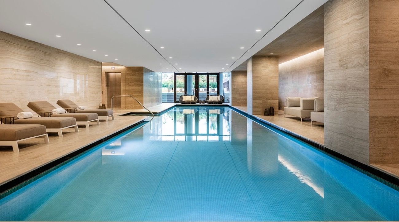 Piscina interna del edificio donde Ivanka Trump se mudará mientras construyen su nueva casa, en Miami. Su alquiler, 40 mil dólares por mes.