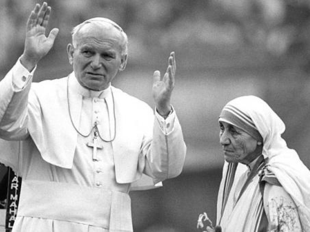 El 3 de febrero de 1986 el Papa Juan Pablo II visitó a la Madre Teresa de Calcuta en su refugio para enfermos en la India