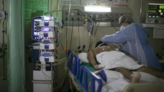 Paciente internado en una Unidad de Terapia Intensiva (UTI) del Hospital Regional Público Baixo Amazonas en Brasil