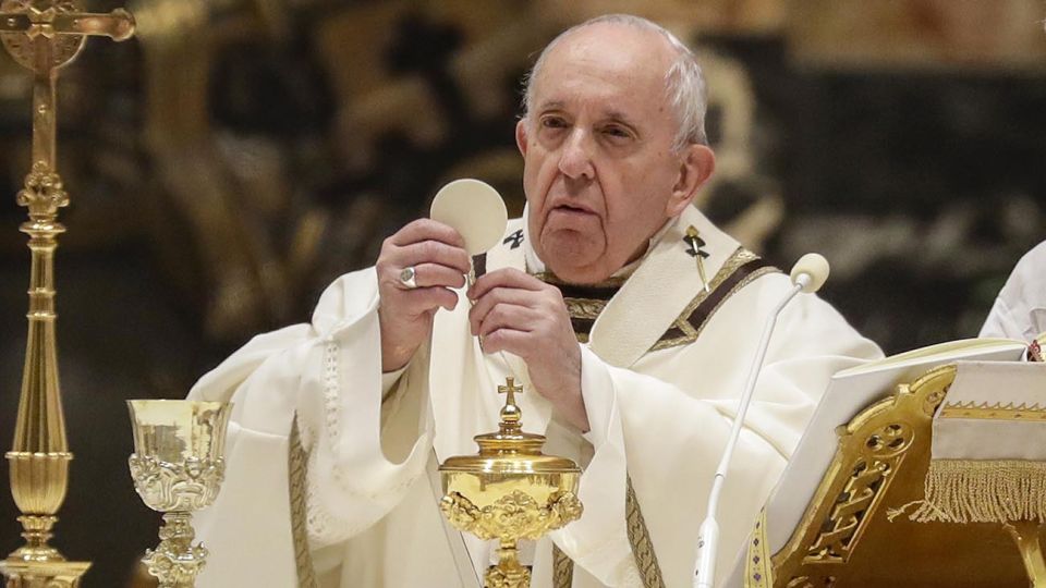 El Papa Francisco celebra la Eucaristía durante una misa con motivo de la celebración de la Jornada Mundial de la Vida Consagrada en la Basílica de San Pedro en el Vaticano el 2 de febrero de 2021