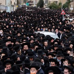 Miles de judíos ultraortodoxos asisten a una procesión fúnebre por el jefe de la Yeshiva enérgica, el rabino Meshulam Dovid Soloveitchik en Jerusalén, luego de su fallecimiento a los 99 años debido a una enfermedad de meses agravada por el coronavirus. | Foto:MENAHEM KAHANA / AFP)