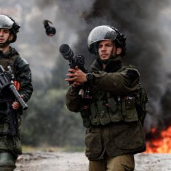 Las fuerzas israelíes disparan botes de gas lacrimógeno contra los manifestantes palestinos durante los enfrentamientos tras una manifestación semanal contra la expropiación de tierras palestinas por parte de Israel. | Foto:Shadi Jarar'ah / APA Images via ZUMA Wire / DPA