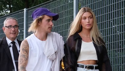 El look monocromático de Hailey Bieber en su encuentro con Macron