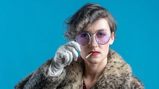 Eli Almic, o Elisa Fernández, también es actriz.