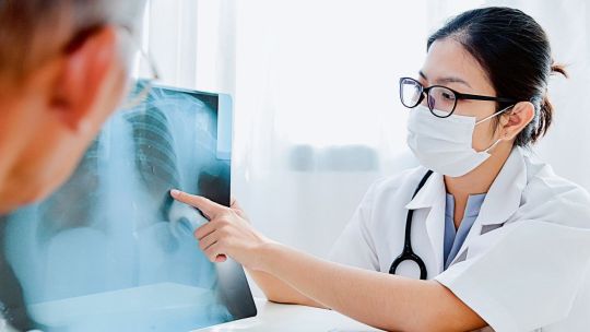 Médicos analizan placas de pacientes