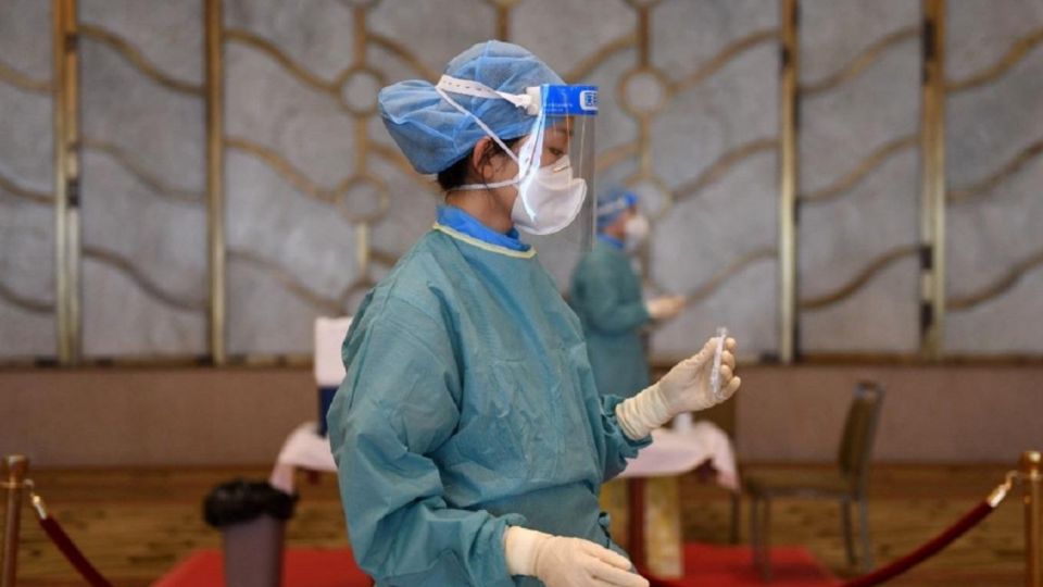 Médicos y enfermeras se preparan para llevar a cabo hisopados anales en China.