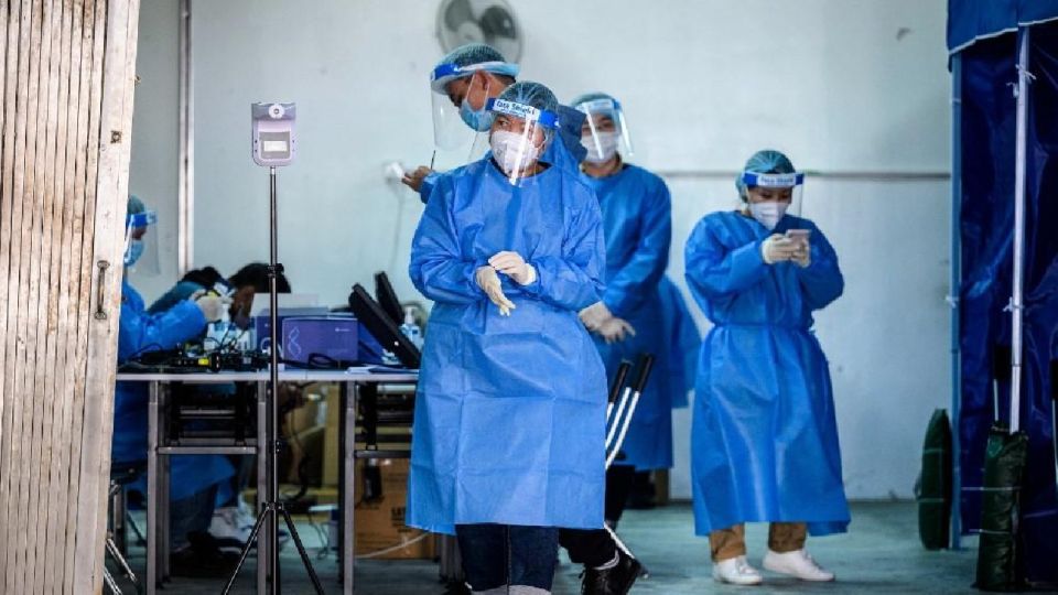 Médicos y enfermeras se preparan para llevar a cabo hisopados anales en China.