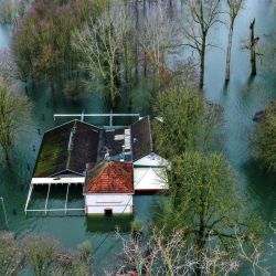 Una vista aérea muestra un restaurante inundado cerca del río Sieg en Mondorf, en el oeste de Alemania, después de que el cercano río Rin se desbordara debido al derretimiento de la nieve y las precipitaciones persistentes. | Foto:Ina Fassbender / AFP