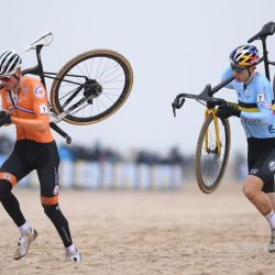 El holandés Mathieu Van Der Poel y el belga Wout Van Aert corren en el inicio de la carrera élite masculina en el Campeonato Mundial de Ciclocross UCI, en Oostende. | Foto:David Stockman / Belga / AFP
