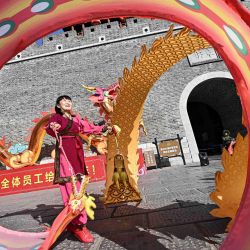 Un artista folclórico realiza una danza del dragón diábolo, una actuación tradicional china, frente a uno de los edificios en la antigua ciudad de Qingshan en Qingzhou, en la provincia de Shandong, en el este de China. | Foto:STR / AFP