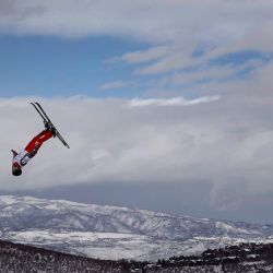 Iori Usui de Japón realiza una carrera de entrenamiento para las antenas masculinas para la Copa Mundial de Esquí Internacional Intermountain Healthcare Freestyle 2021 en Deer Valley Resort en Park City, Utah. | Foto:Gregory Shamus / Getty Images / AFP
