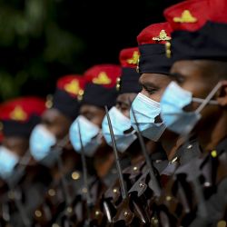 Personal militar participa en un ensayo para el Desfile del Día de la Independencia en Colombo. | Foto:Ishara S. Kodikara / AFP