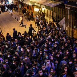 La gente protesta en una calle de Estambul después de que estallaran los enfrentamientos durante una manifestación contra el nombramiento del presidente turco de un leal al partido para dirigir la exclusiva Universidad Bogazici de Estambul a principios de año. | Foto:Bulent Kilic / AFP