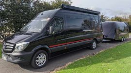 Por fuera, camper y trailer se funden en una sola unidad gracias a un patrón de colores más que acertado.