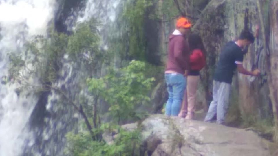 Acto de vandalismo en una cascada de Tanti.