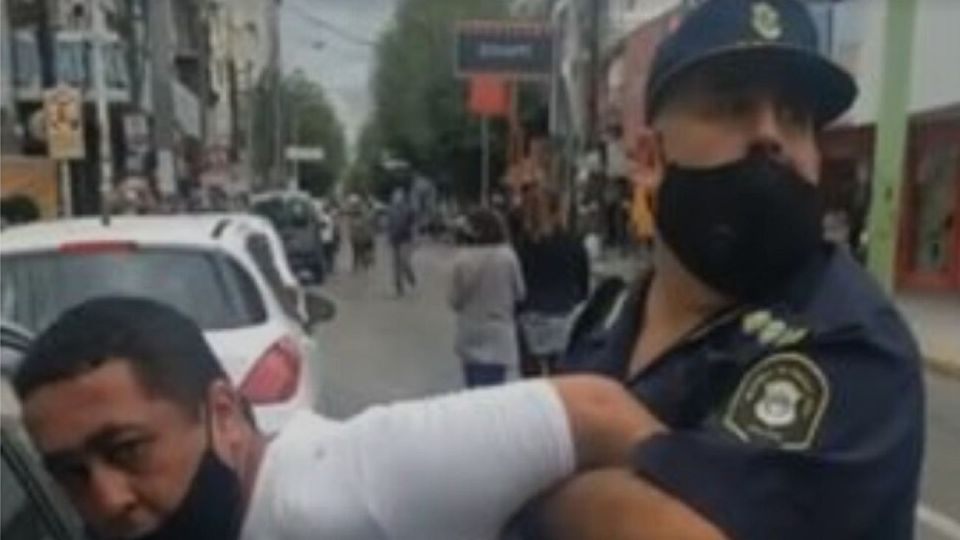 El momento de la detención durante el acto oficial en La Matanza.