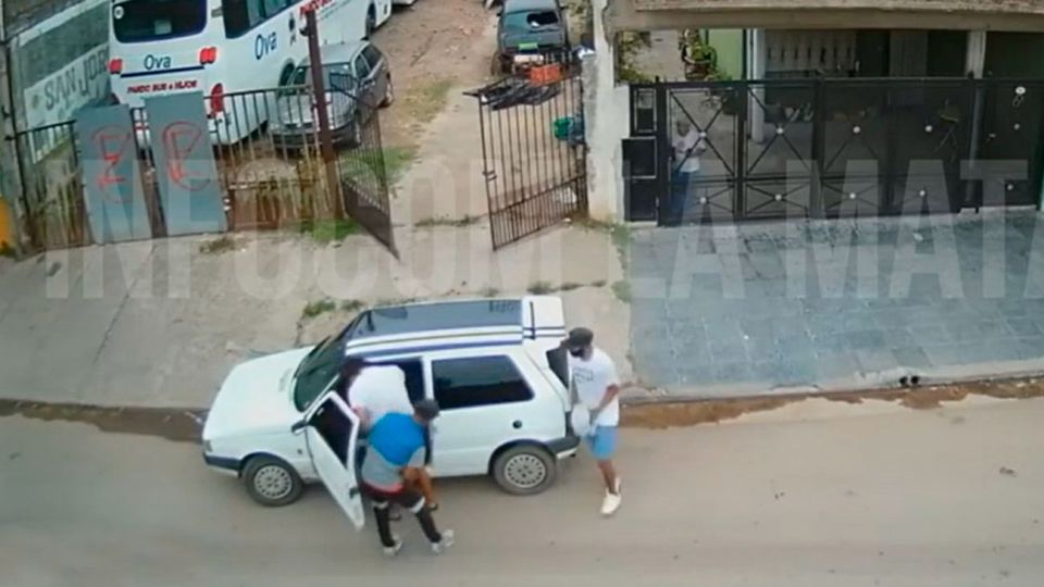 En Laferrere, delincuentes armados y totalmente al voleo se robaron el auto de un laburante, auto que abandonaron porque no tenia nafta