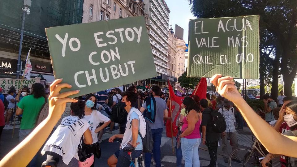 Manifestaciones en Buenos Aires contra la megaminería en Chubut