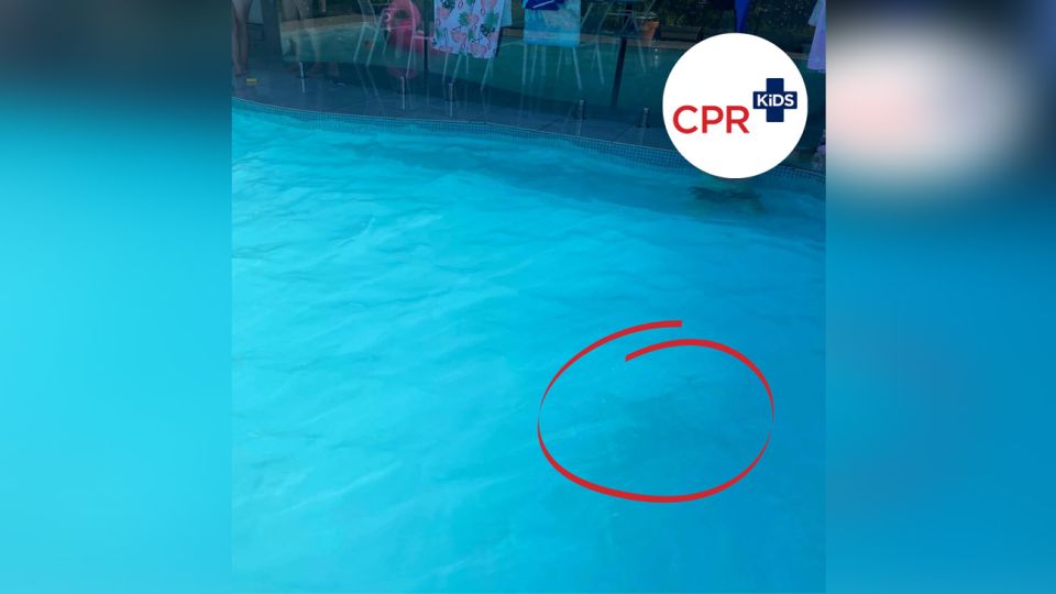 La extraña foto que muestra un niño debajo del agua para alertar por condiciones de seguridad