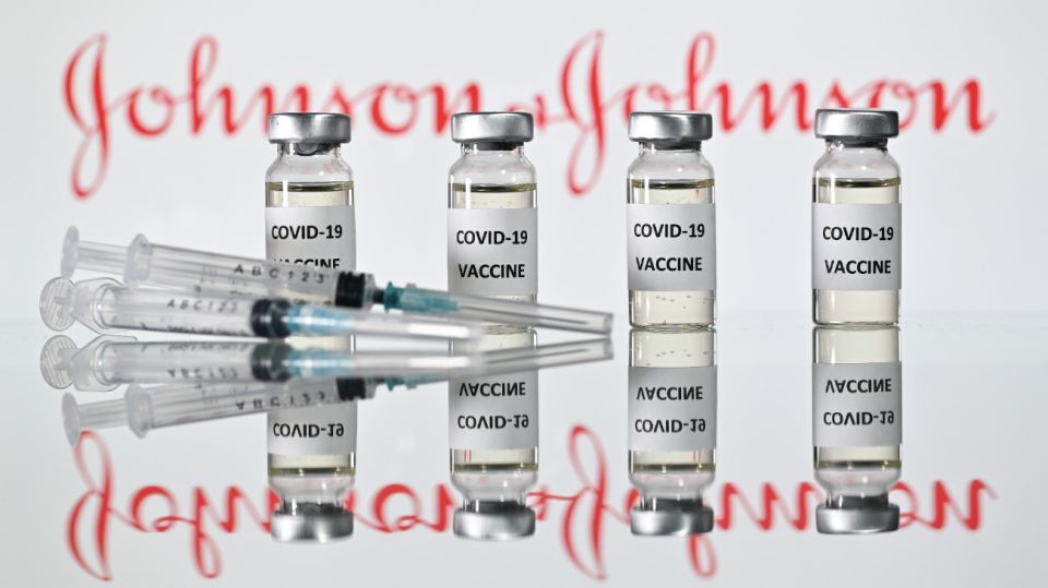 La vacuna de Johnson & Johnson es analizada por la FDA para su uso de emergencia en Estados Unidos.