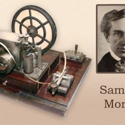 El estadounidense Samuel Finley Breese Morse junto a su revolucionario invento.