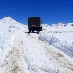 Efectivos del Escuadrón 28 Tunuyán de Gendarmería Nacional, junto a Guardaparques y Vialidad Provincial, realizaron un espectacular operativo para rescatar a las personas en la montaña.