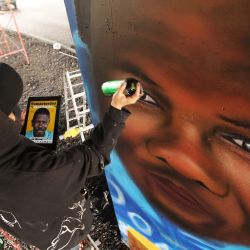 Un grafitero pinta un retrato del líder social Temistocles Machado asesinado bajo un puente en Bogotá. - La violencia se agudiza en Colombia y los rostros de algunas de las víctimas fueron inmortalizados en un mural al aire libre inaugurado este jueves en Bogotá. | Foto:Daniel Munoz / AFP