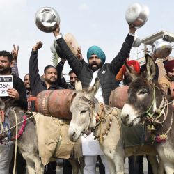 Las personas sostienen utensilios mientras gritan consignas durante una protesta contra el alza de precios del gas licuado de petróleo y la gasolina, en Amritsar. | Foto:Narinder Nanu / AFP