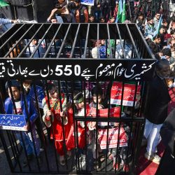 Activistas y simpatizantes del partido Jamaat-e-Islami participan en una manifestación contra la India para conmemorar el Día de la Solidaridad de Cachemira en Lahore. | Foto:Arif Ali / AFP