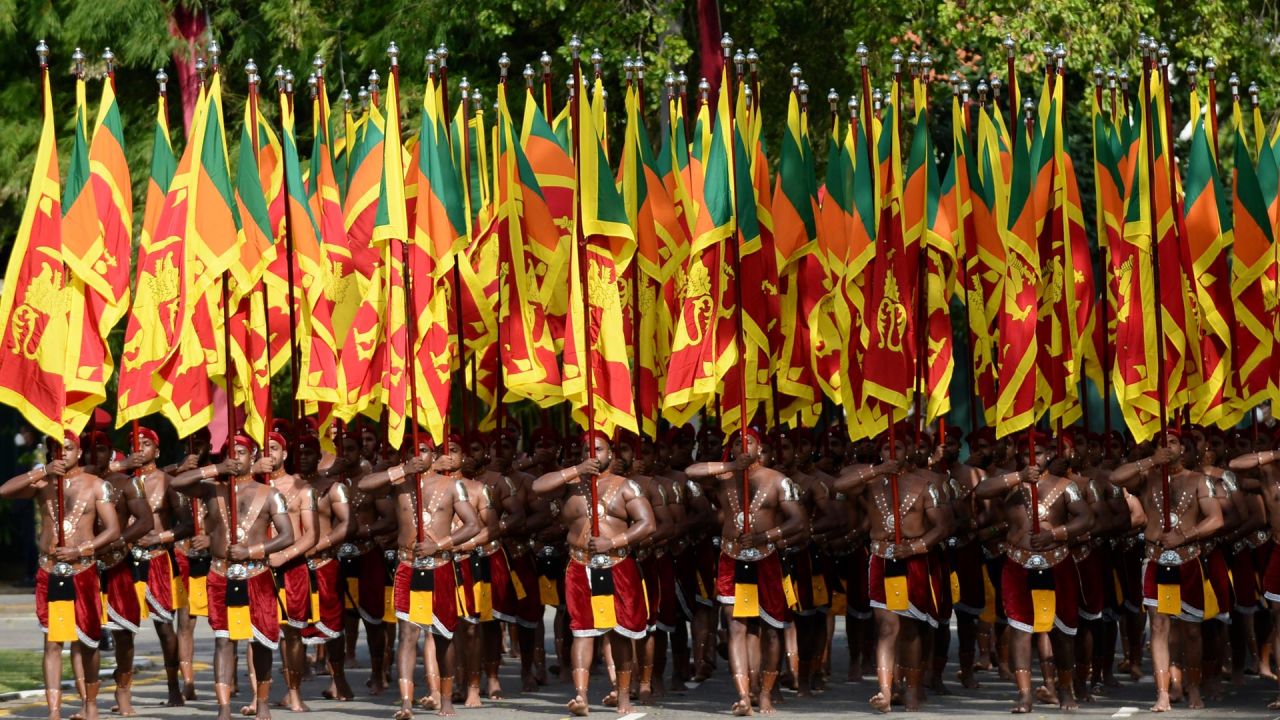 El personal militar de Sri Lanka con la compañía cultural del ejército marcha con vestidos tradicionales y sosteniendo banderas nacionales durante las celebraciones del 73 ° Día de la Independencia de Sri Lanka en Colombo. | Foto:Lakruwan Wanniarachchi / AFP