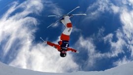 Anri Kawamura de Japón realiza carrera de entrenamiento para las mujeres Moguls durante la Copa del Mundo de Esquí Internacional Intermountain Healthcare Freestyle 2021 en Deer Valley Resort en Deer Valley Resort en Park City, Utah.