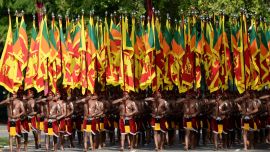 El personal militar de Sri Lanka con la compañía cultural del ejército marcha con vestidos tradicionales y sosteniendo banderas nacionales durante las celebraciones del 73 ° Día de la Independencia de Sri Lanka en Colombo.