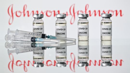 La vacuna de Johnson & Johnson es analizada por la FDA para su uso de emergencia en Estados Unidos.