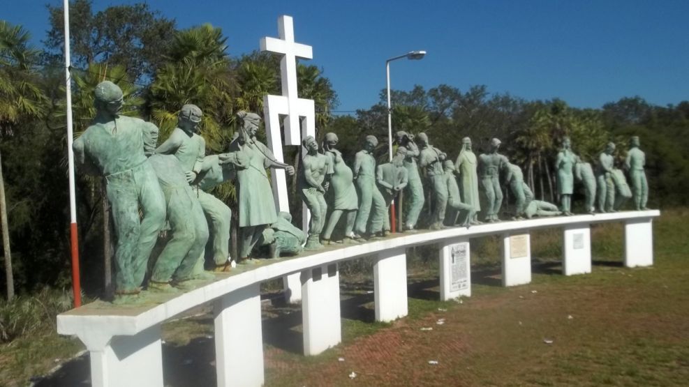 Monumento a los caídos de Margarita Belén, sobre la Ruta Nacional 11.