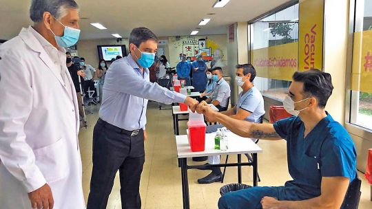 Planes. Hay que inmunizar a 160 mil trabajadores de la salud.